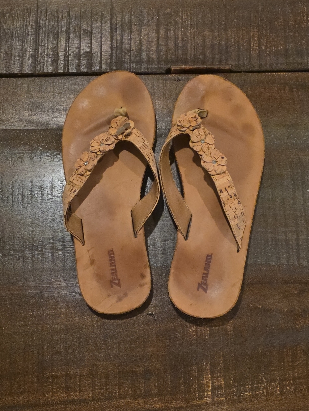 ZEALAND Women's Tan Floral Cork-Detail Sandals